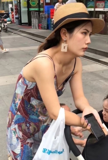 带娃的性感吊带装美少妇