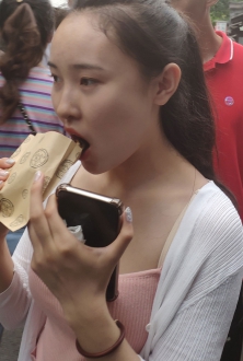 街拍长沙抹胸装粉色性感美女图片
