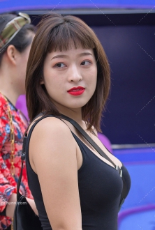 黑色背心配白色热裤美女街拍图片